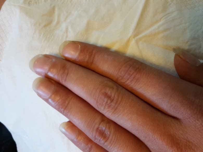 draufsicht mit langen fingern Welche Form für die Nägel ? in Maniküre