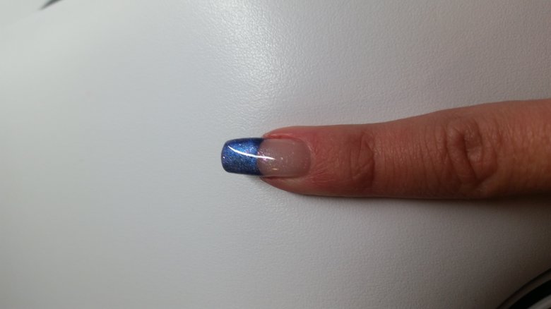 2. Draufsicht einzeln 1  Nagelmodellage mit French in metallic - blau in Anfänger Nageldesign