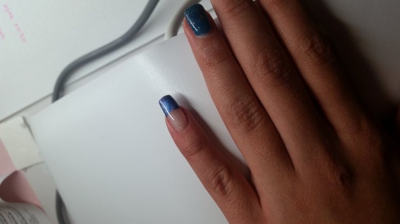 Draufsicht 1  Nagelmodellage mit French in metallic - blau in Anfänger Nageldesign