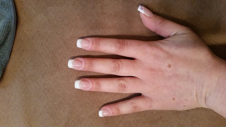 Von oben Neumodellage mit tunneltips und french in Anfänger Nageldesign