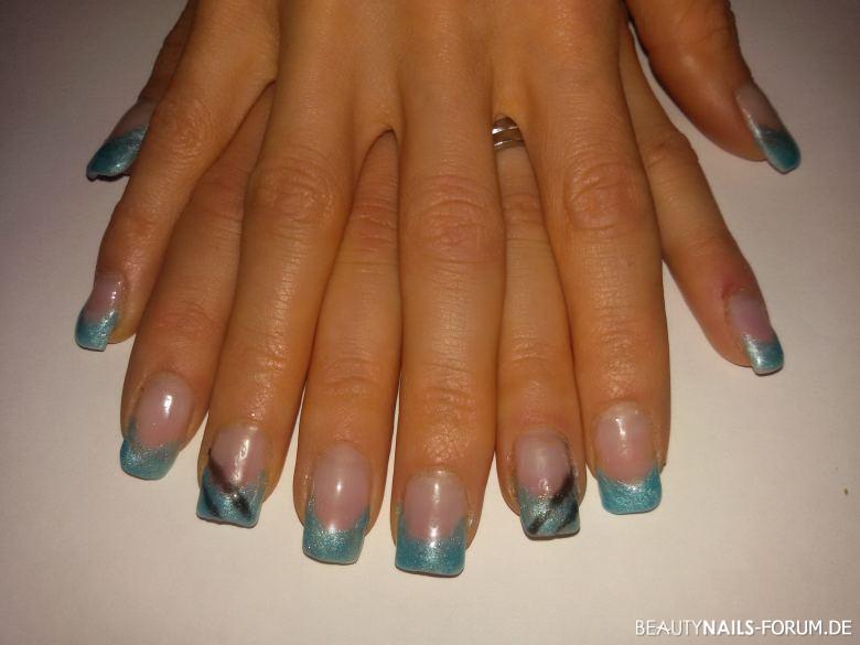 Gelnågel mit blauem French und schwarzen Linien auf Ringfingern Problem mit Lachlinie  beim French und normalen Linien in Anfänger Nageldesign