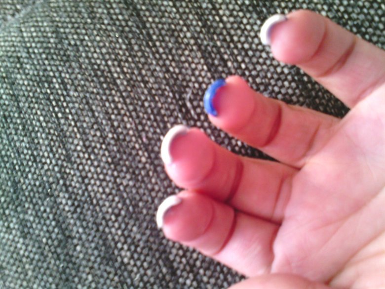 tunelansicht Nagelverlängerrung - French weiß / blau in Anfänger Nageldesign