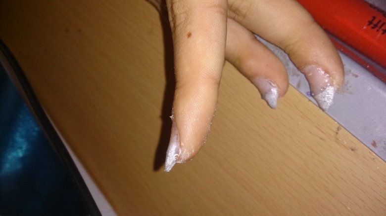 Seitenansicht Ringfinger French Nails auf Tips in Anfänger Nageldesign