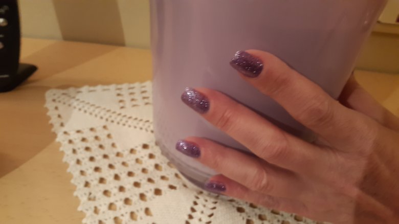 Drausicht Gelnägel mit lila Glitzerfullcover in Anfänger Nageldesign