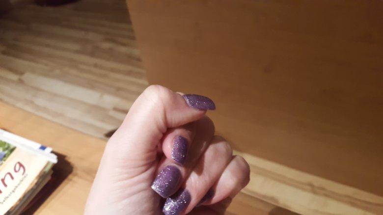 Seitenansicht Gelnägel mit lila Glitzerfullcover in Anfänger Nageldesign