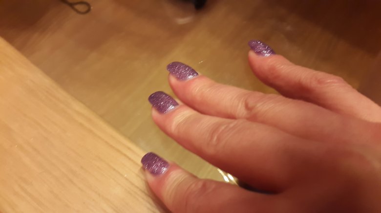 Oben Gelnägel mit lila Glitzerfullcover in Anfänger Nageldesign