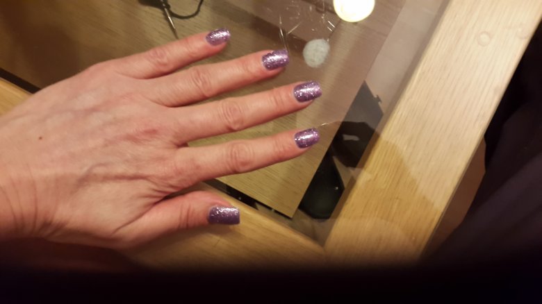 Oben Gelnägel mit lila Glitzerfullcover in Anfänger Nageldesign