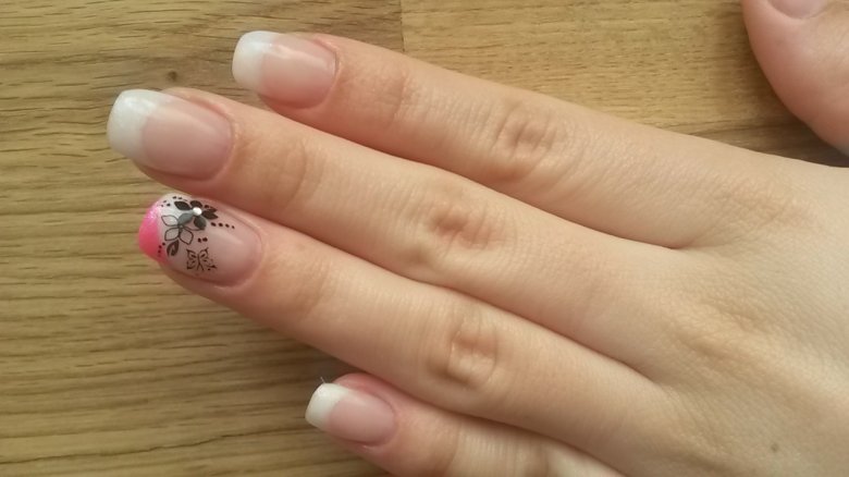 Draufsicht Schlichtes French mit pinkem Highlight in Anfänger Nageldesign