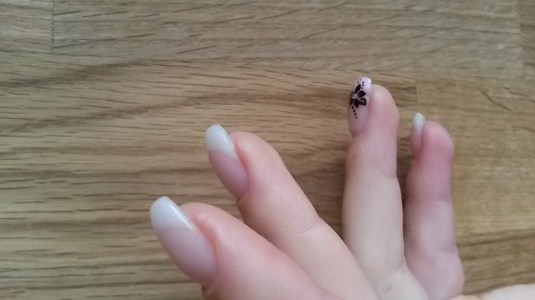 Seitenansicht Schlichtes French mit pinkem Highlight in Anfänger Nageldesign