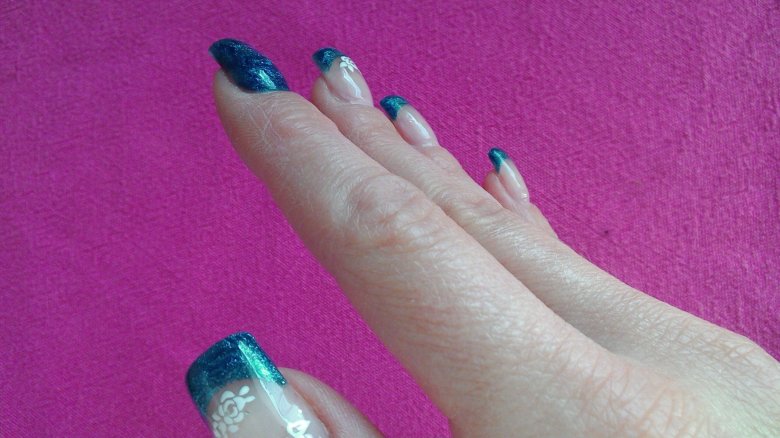 Seitenansicht Modellage French und Fullcover Petrol mit Stamping in Anfänger Nageldesign