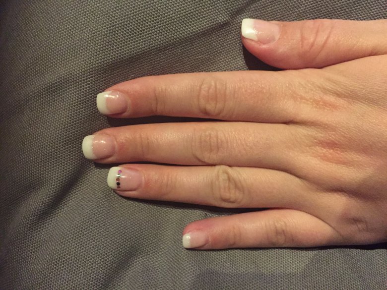 . Naturnagelverstärkung mit FrenchWeiss und Steinchen in Anfänger Nageldesign