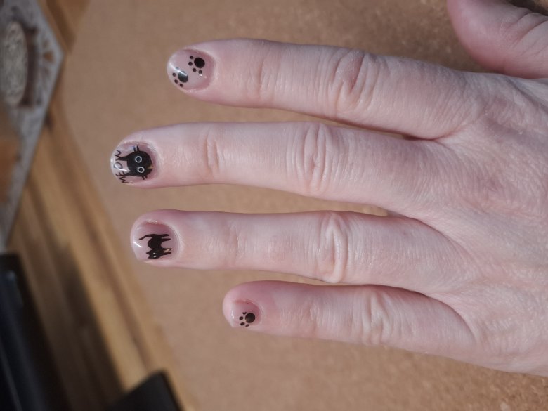 Hand mit Nail Tattoos Anleitung für Nagel Tatoos in Gelnägel