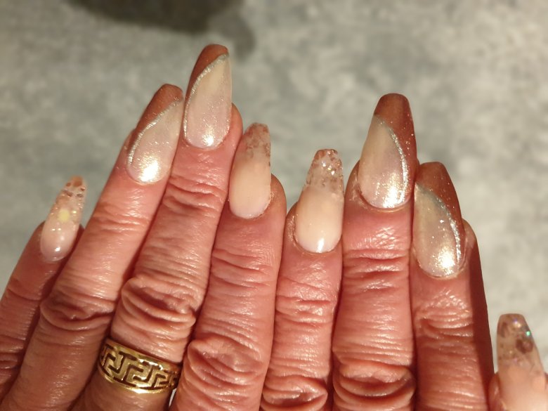 Draufsicht meiner Nägel für Silvester.
Dies ist die Form welche ich  NNV mit Gel, teils leicht gepincht in Anfänger Nageldesign