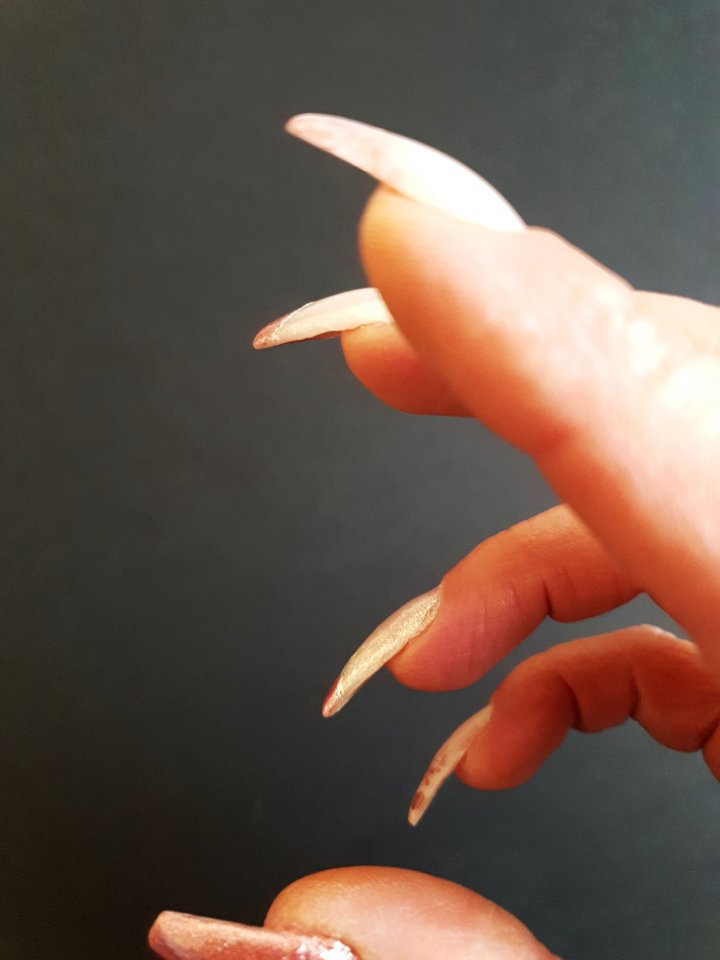 rechts seitlich NNV mit Gel, teils leicht gepincht in Anfänger Nageldesign