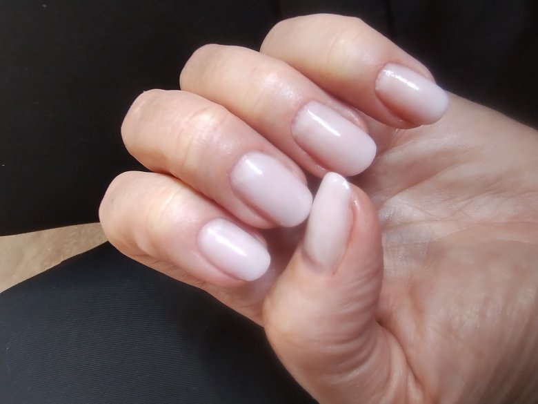 Gelnägel nach 2 Schichten weißem Aufbaugel. Weiße Farbe bei Gelnägeln in Gelnägel