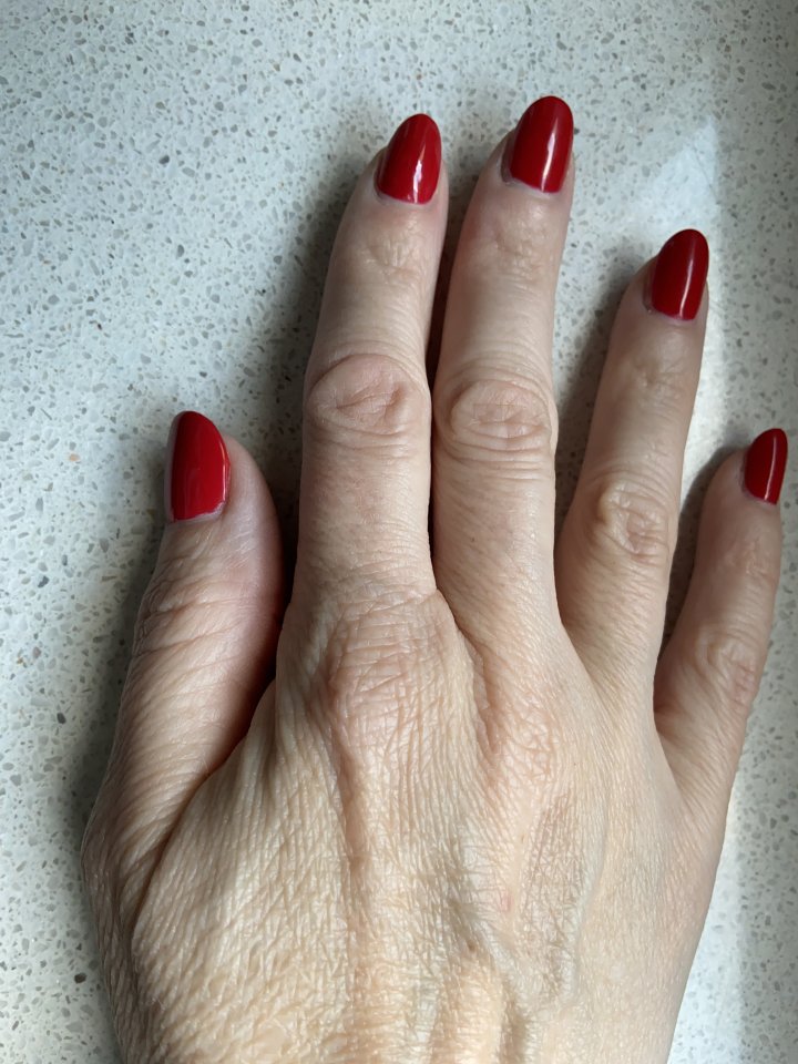 Hand von oben. Dieses Foto wurde nach 1 Tag aufgenommen. Man sieht hier schon  Sind das professionell gearbeitete Nägel? in Gelnägel