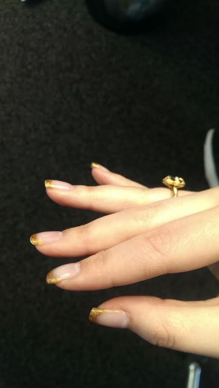 Gelnägel mit French in Gold 3 Erste Naturnagelverstärkung mit Gel und French in Anfänger Nageldesign