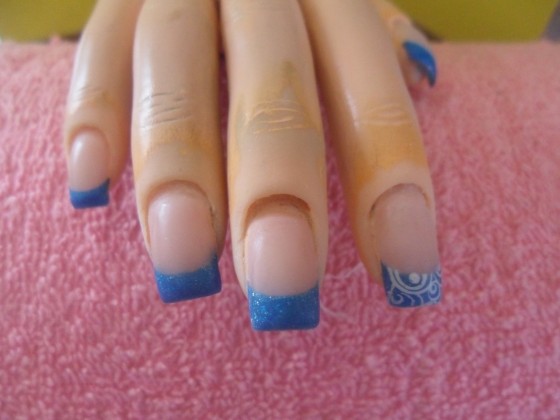 Übungshand mit blauem french Frenchnägel an der Übungshand ist der Aufbau ok ? in Anfänger Nageldesign