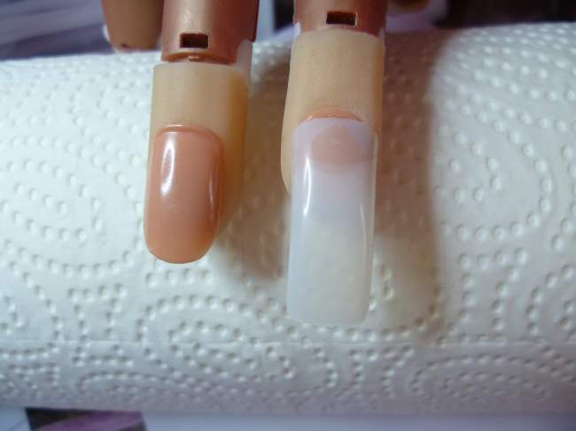 Unterschied von Übungsnagel des Nailtrainers zu Nailtips Abstrakte French Fingernägel - Anleitung mit Bewertung in Nageldesign