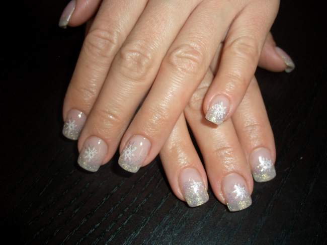 Gesamtansicht Gelnägel mit French im Winterdesign in Anfänger Nageldesign