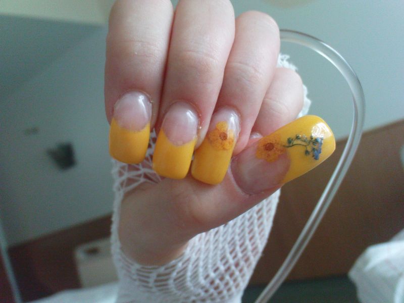 Und auch trockenblumen dürfen nicht fehlen xDDDD haha schaut mal Bild gefunden meiner allerersten ! in Anfänger Nageldesign