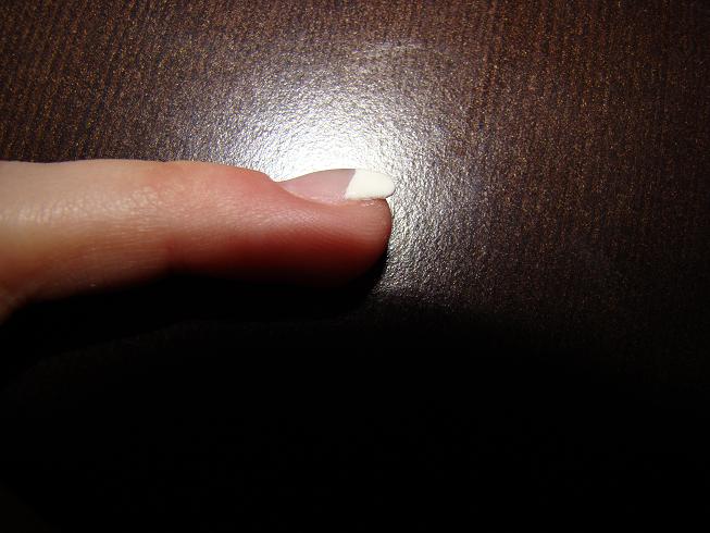 Seitenansicht Nagelbeisser - Gelmodellage mit French (Schablone) in Anfänger Nageldesign