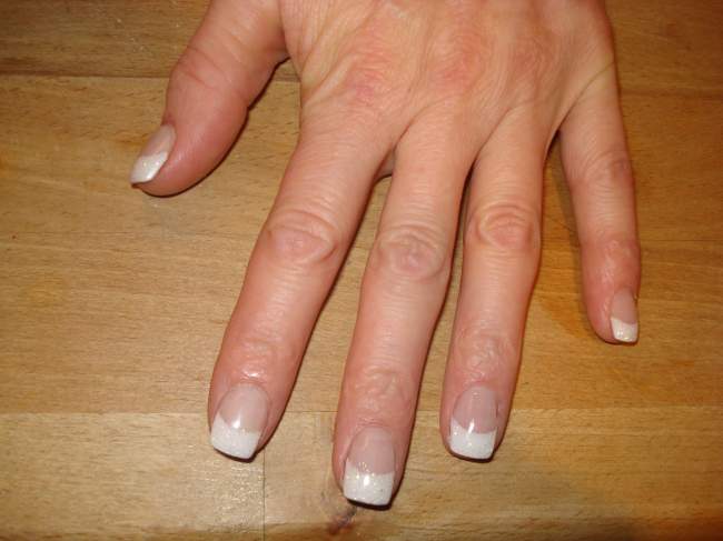 Linke Hand Meine zweite Modellage mit Gel in Anfänger Nageldesign