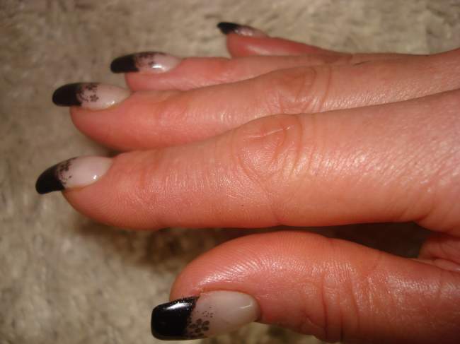 Aufbau rechts vierte Modellage, Schwarz in Anfänger Nageldesign