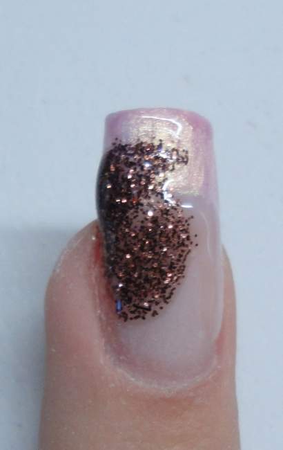 Mit braunem Glitzer oder Glitzergel Blätter aufmalen, aushärten Naildesign Anleitung zum selbst nachmachen / Bewertung in Nageldesign