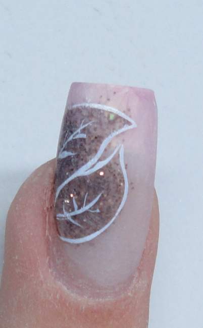 Die Blätter voneinander abtrennen mit weisser Acrylfarbe (von Saida) Naildesign Anleitung zum selbst nachmachen / Bewertung in Nageldesign