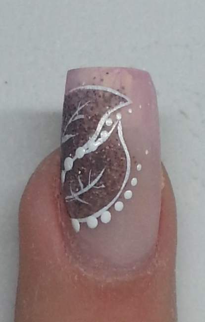 Mit weissen Punkten dem Design eine dezente Note geben (Saida Acrylfarbe in  Naildesign Anleitung zum selbst nachmachen / Bewertung in Nageldesign