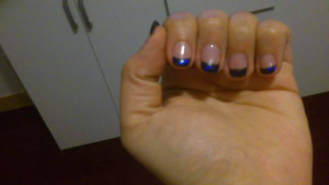 von vorne schwarzes French mit blauem Glitzer - zu dick in Anfänger Nageldesign