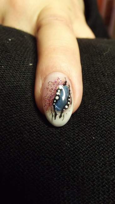 weißes Farbgel als smile,eingelegte Mother of Pearl,getupftes Glitzer umrandet  Studionailart in Nailart Schulung