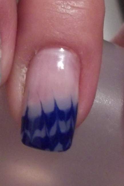 French dunkelblau/hellblau gezogen Nailart Fragen in Nageldesign