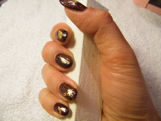  Darkbrown mit Blattgold in Anfänger Nageldesign