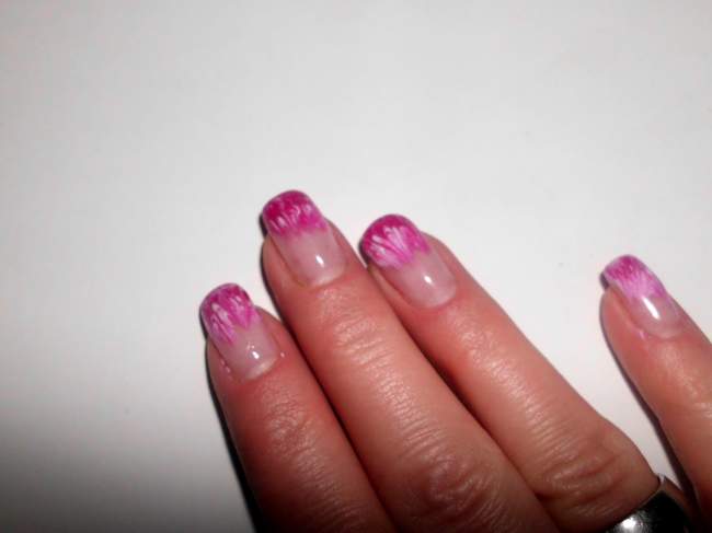 Bild 1 Mein erstes Mal, Schablone mit Pink und Weiß in Anfänger Nageldesign