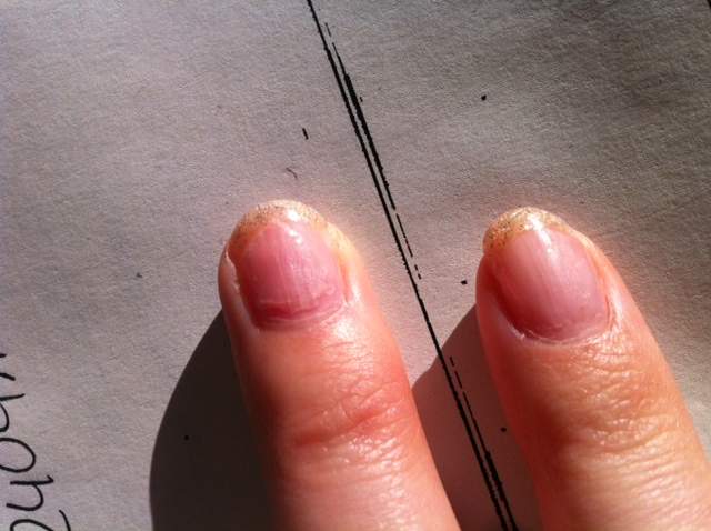 Naturnagelverstärkung Alte Modellage unter neuer sichtbar in Anfänger Nageldesign