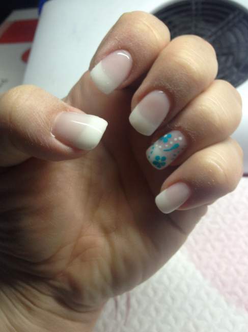 Gesamtansicht, linke Hand, French milky mit türkisen Blumen French, milky mit Sommermuster in Anfänger Nageldesign