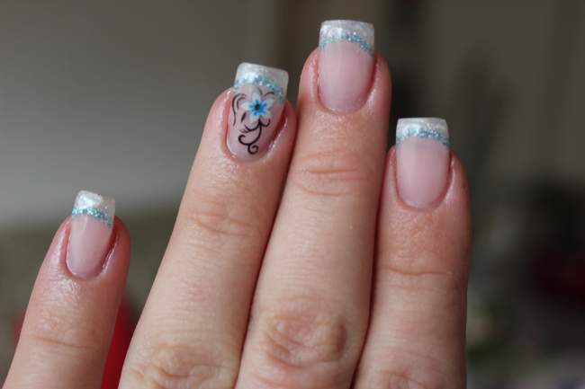 Front 2. Modellageversuch, French mit Glitzer in Anfänger Nageldesign