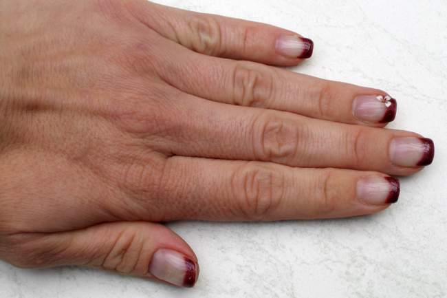 French in rot mit Blütensticker French mit Blütensticker in Anfänger Nageldesign