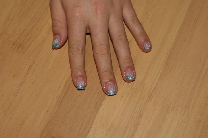 Glitzer Blaues Glitzerfrench mit weißem Stamping in Anfänger Nageldesign