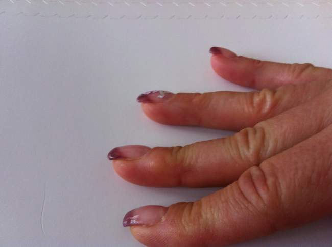 Seitenansicht Gelnägel mit one Stroke - Anfängermodellage in Anfänger Nageldesign