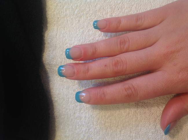 Draufsicht rechts Gelnägel mit türkisem French und riiiiesen Blume in Anfänger Nageldesign