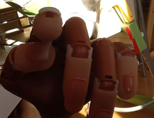 Zeigefinger von vorne Frenchnägel am Nail Trainer in Anfänger Nageldesign