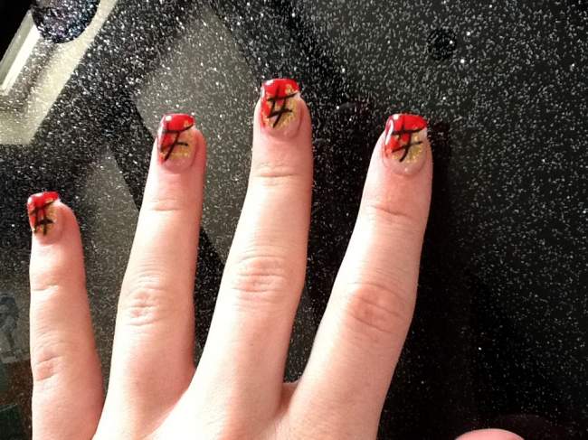 Linke Hand von oben Gelnägel mit chinesischem Touch in Anfänger Nageldesign