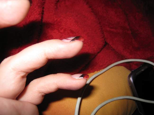 Aufbau Ringfinger und kleiner Finger Gelmodellage rot-metallic mit schwarzem Brush in Anfänger Nageldesign