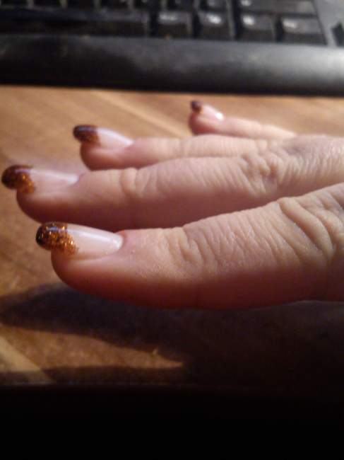 Gelnägel GlitzerLeo Seitenansicht 2 besser? Gelnägel - Glitzer mit Leo und Aufbauprobleme in Anfänger Nageldesign