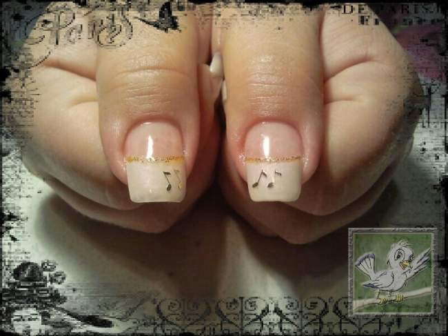 Gelnägel mit French lila/weiß (Thermogel) kleiner Gold-Smile und Musiknoten Spatzerls Nail-Art-Sammelsorium Gel-Acryl-Modelage in Anfänger Nageldesign