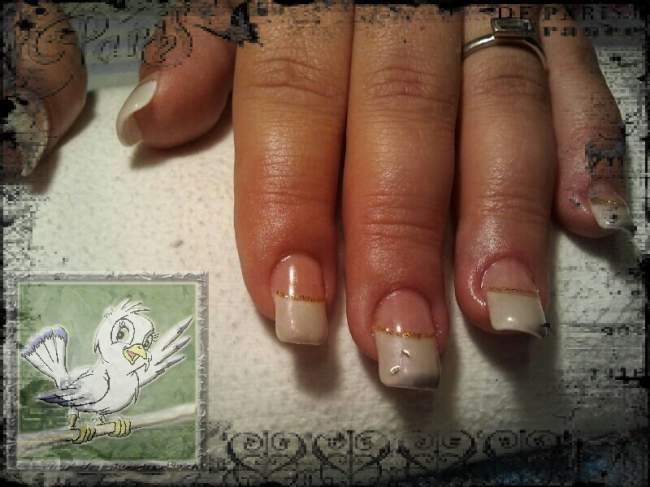 Gelnägel mit French lila/weiß (Thermogel) kleiner Gold-Smile und Musiknoten Spatzerls Nail-Art-Sammelsorium Gel-Acryl-Modelage in Anfänger Nageldesign