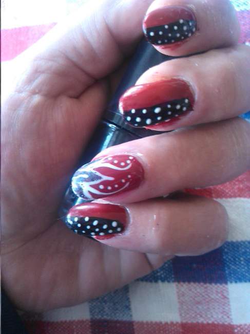 Das Muster Rot/schwarz mit weißen Punkten und Blume in Anfänger Nageldesign